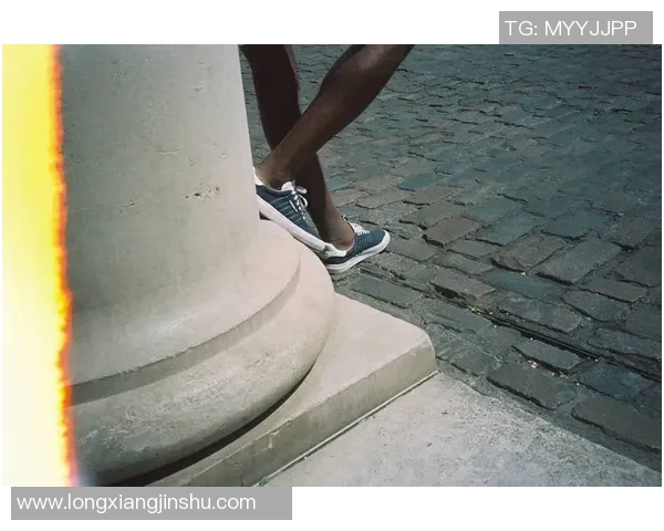 深入分析阿迪达斯足球明星的性能与魅力，揭示其背后的成功秘诀